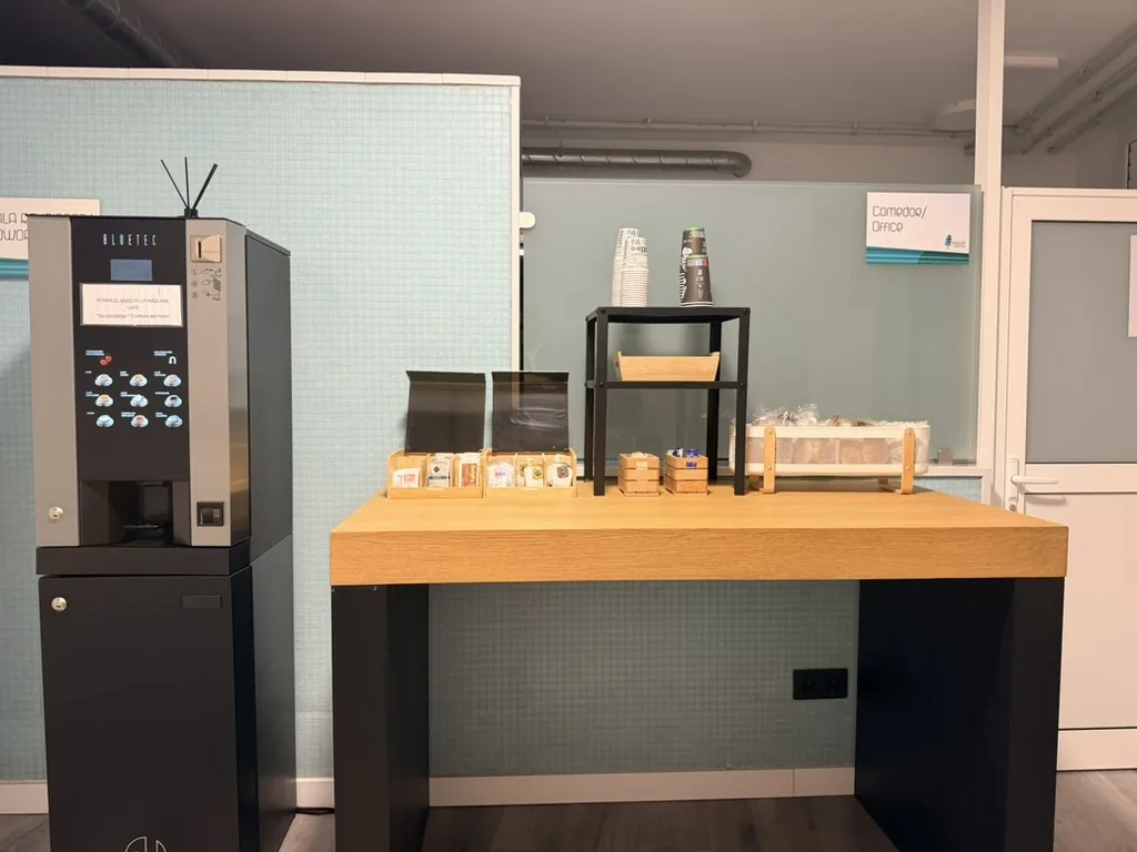Cafetera disponible las 24 horas y barra con las opciones de cortesía para el desayuno
